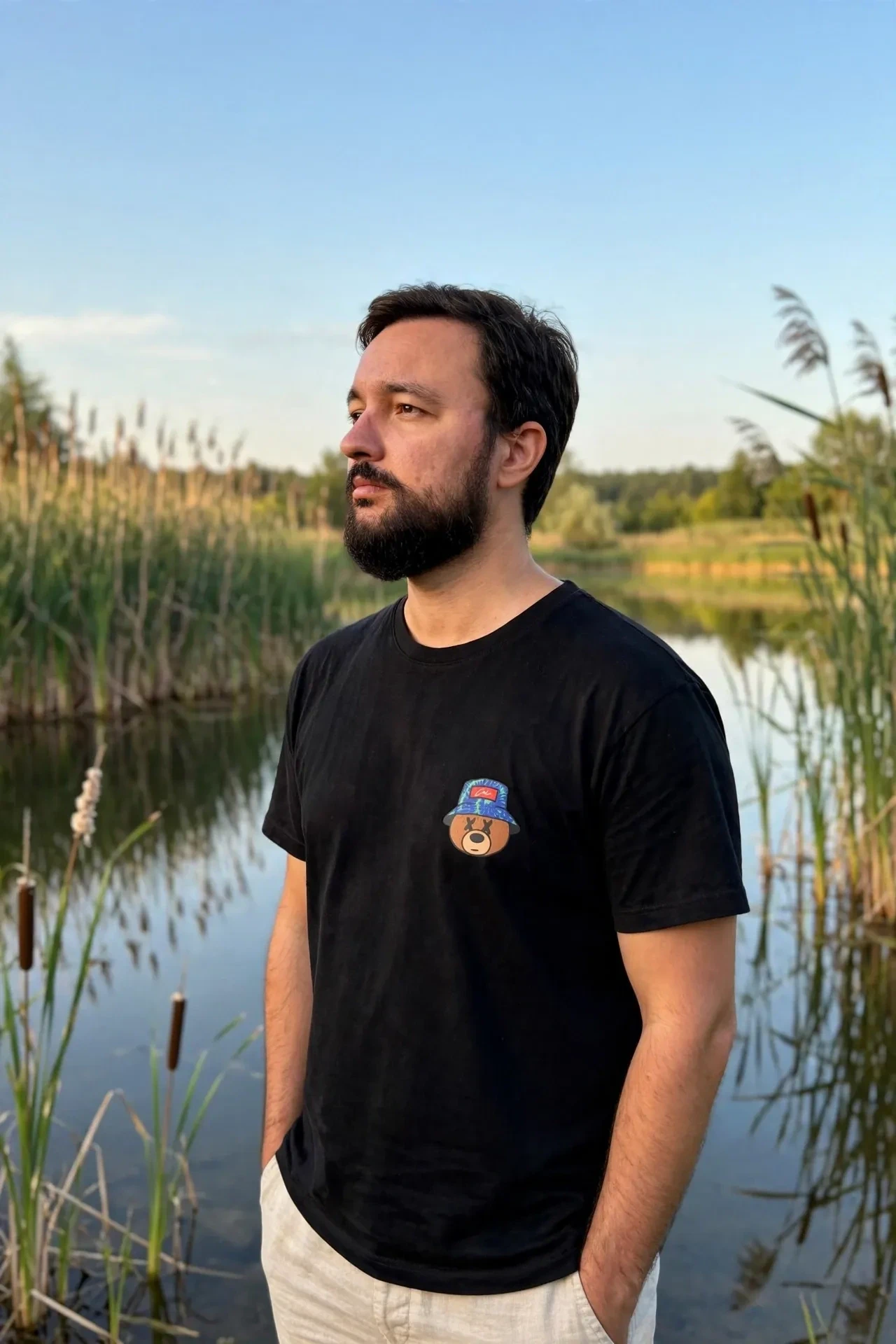 Гладкая вода, камыши у берега