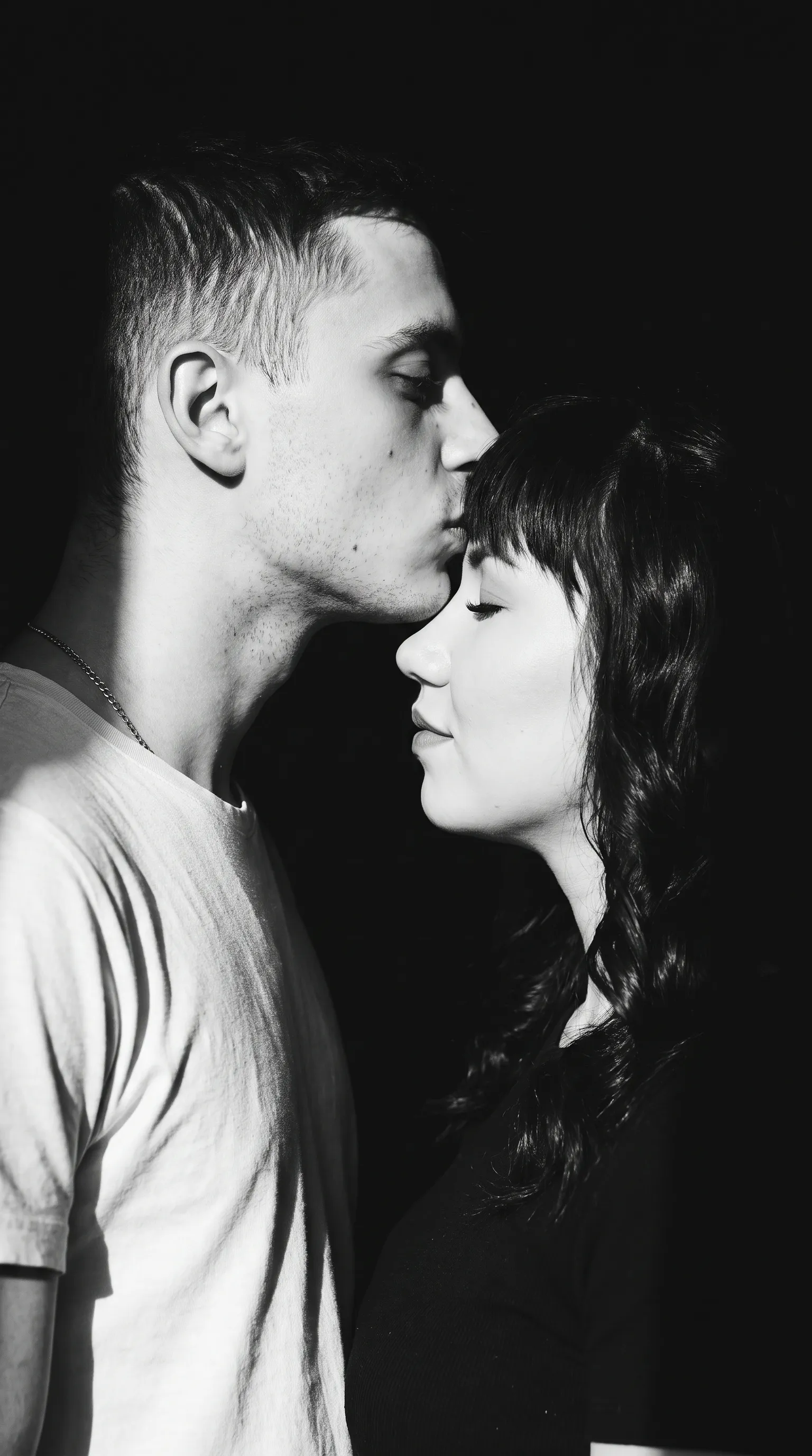 парная AI-фотосессия «Monochrome Forehead Kiss Portrait»