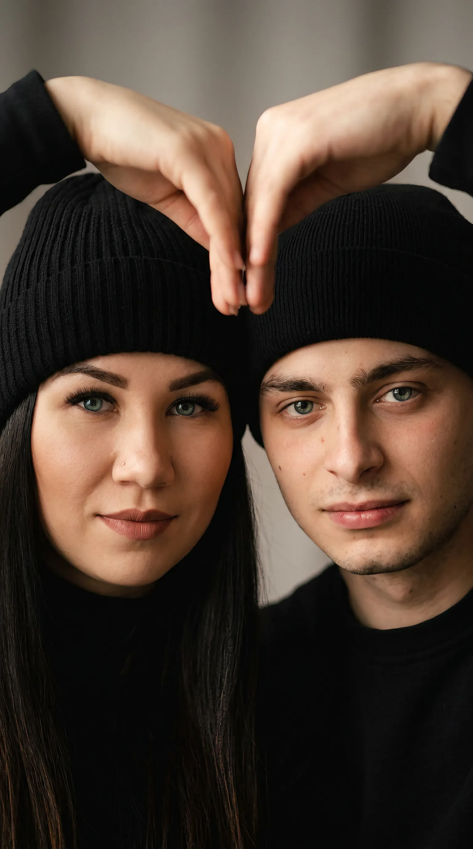 парная AI-фотосессия «Heart Hands Duo Portrait»