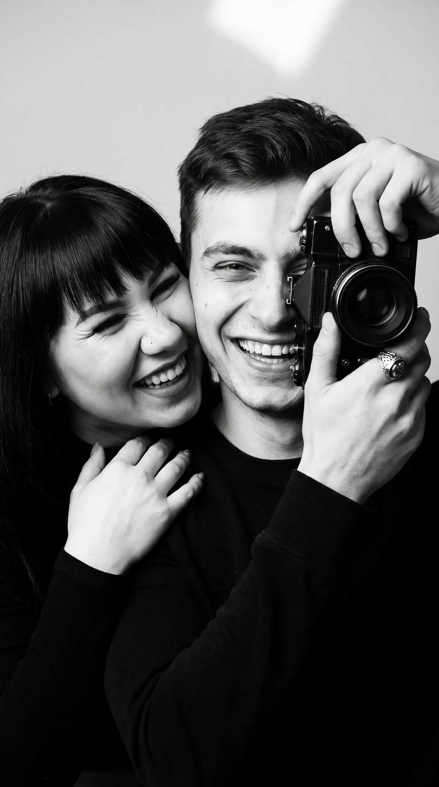 парная AI-фотосессия «Playful Photographer Two-Shot»