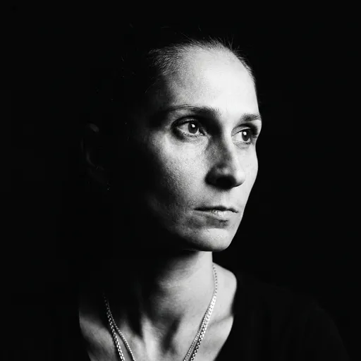 AI-фотосессия «Chiaroscuro Cinematic Close-Up»