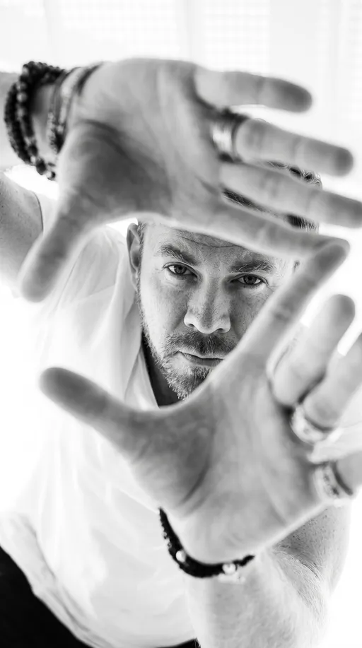 AI-фотосессия «Editorial Hand-Framed Portrait in B&W»