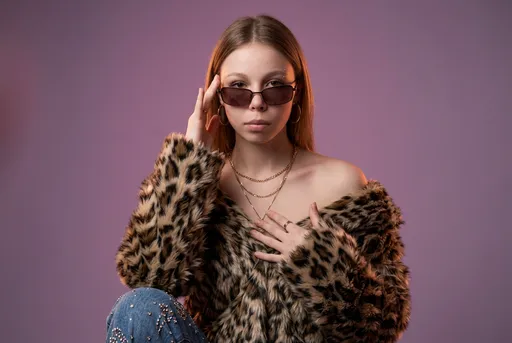 AI-фотосессия «Studio Portrait with Faux Fur and Sunglasses»