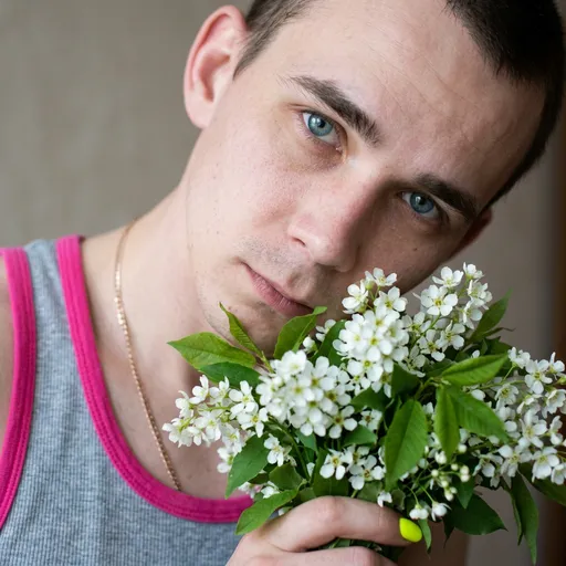 AI photoshoot “Natural Light Close-up with Spring Flowers”