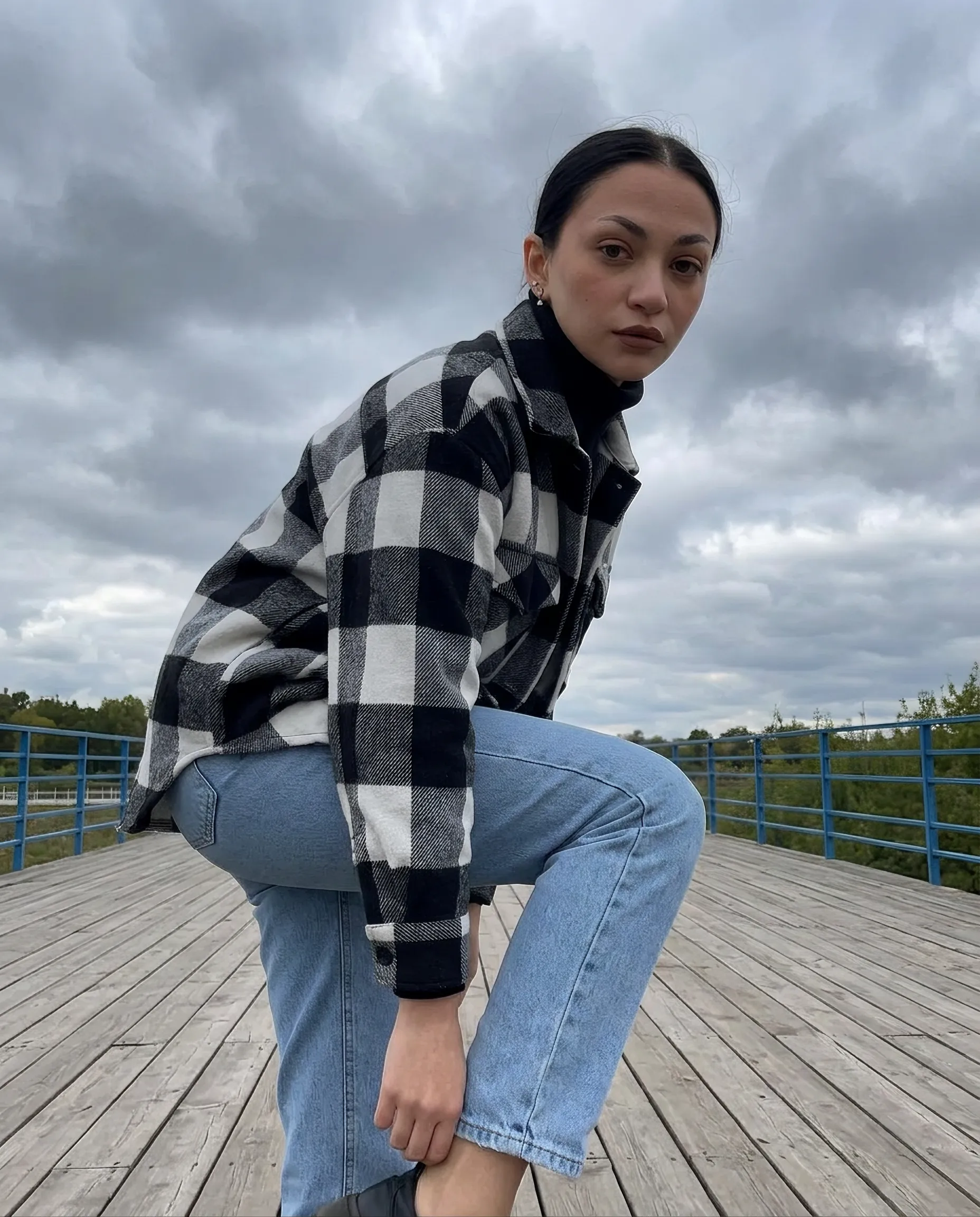AI-фотосессия «Overcast Outdoor Portrait on Wooden Pier»