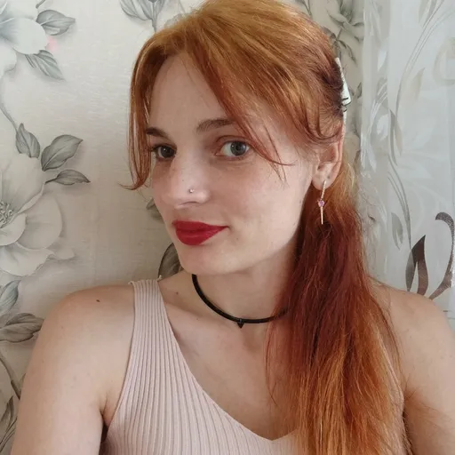 AI-фотосессия «Close-Up Indoor Selfie with Floral Background»