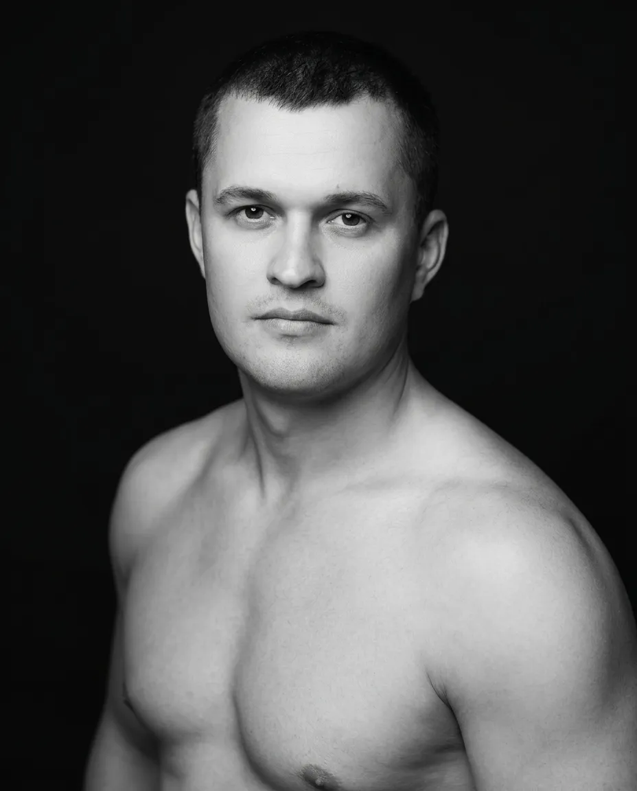 AI-фотосессия «Monochrome Studio Portrait»
