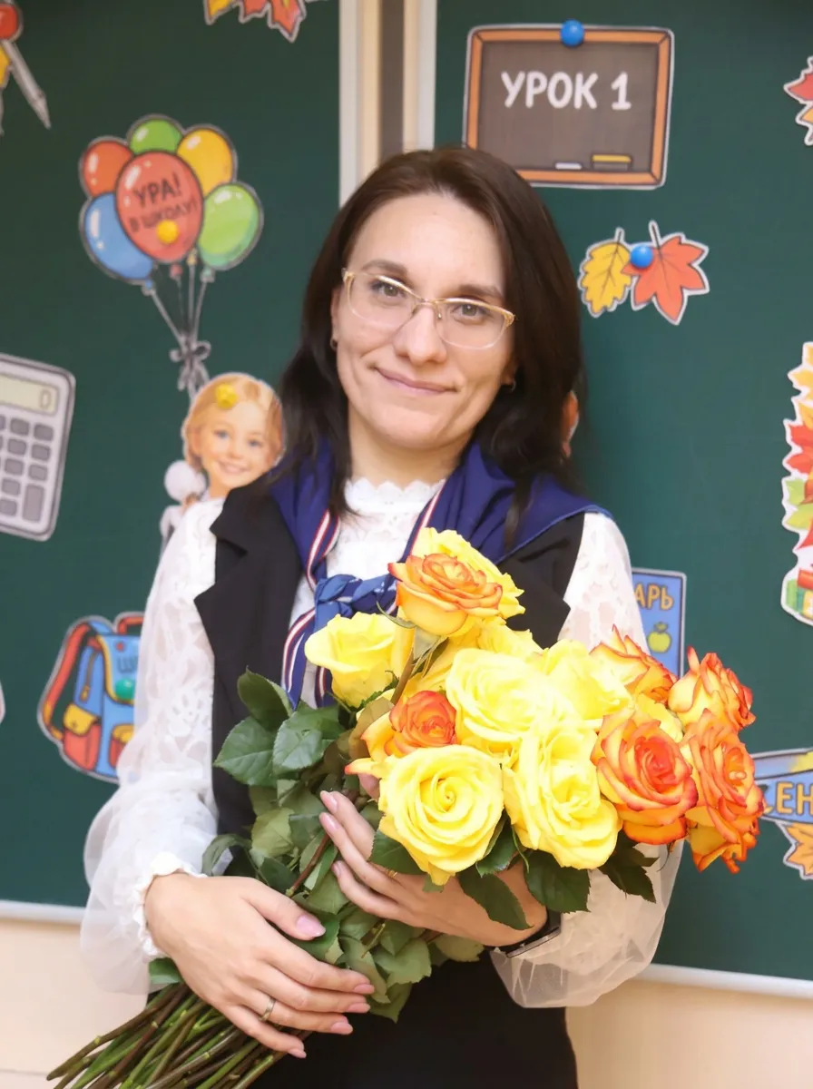 AI-фотосессия «School Teacher Themed Portrait with Roses»