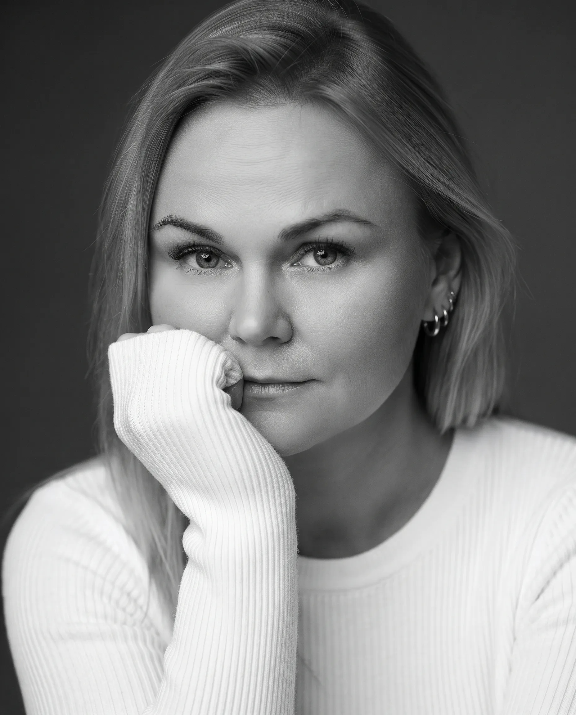 AI-фотосессия «Monochrome Studio Portrait»