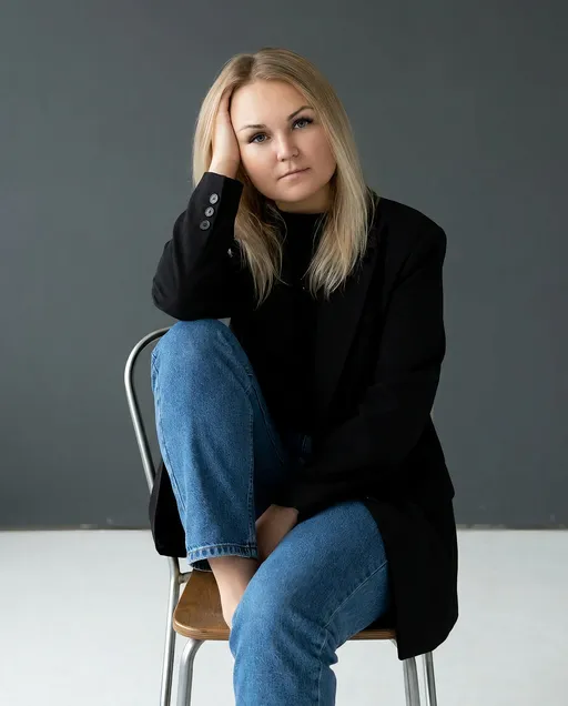 AI-фотосессия «Studio Portrait in Oversized Blazer and Jeans»