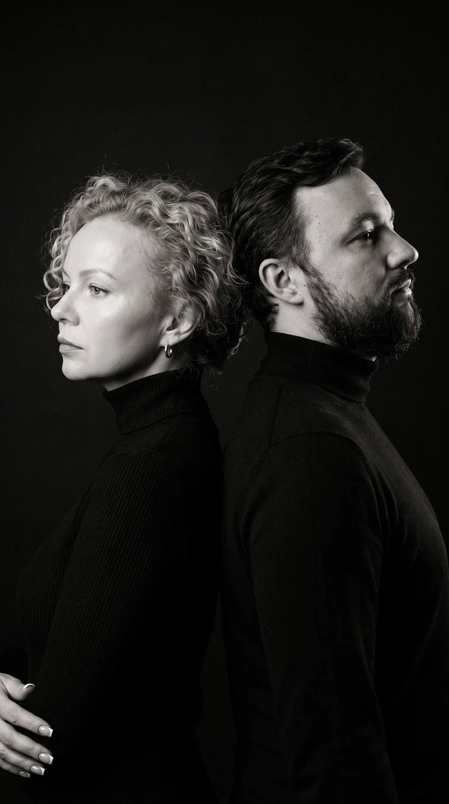 парная AI-фотосессия «Monochrome Back-to-Back Portrait»