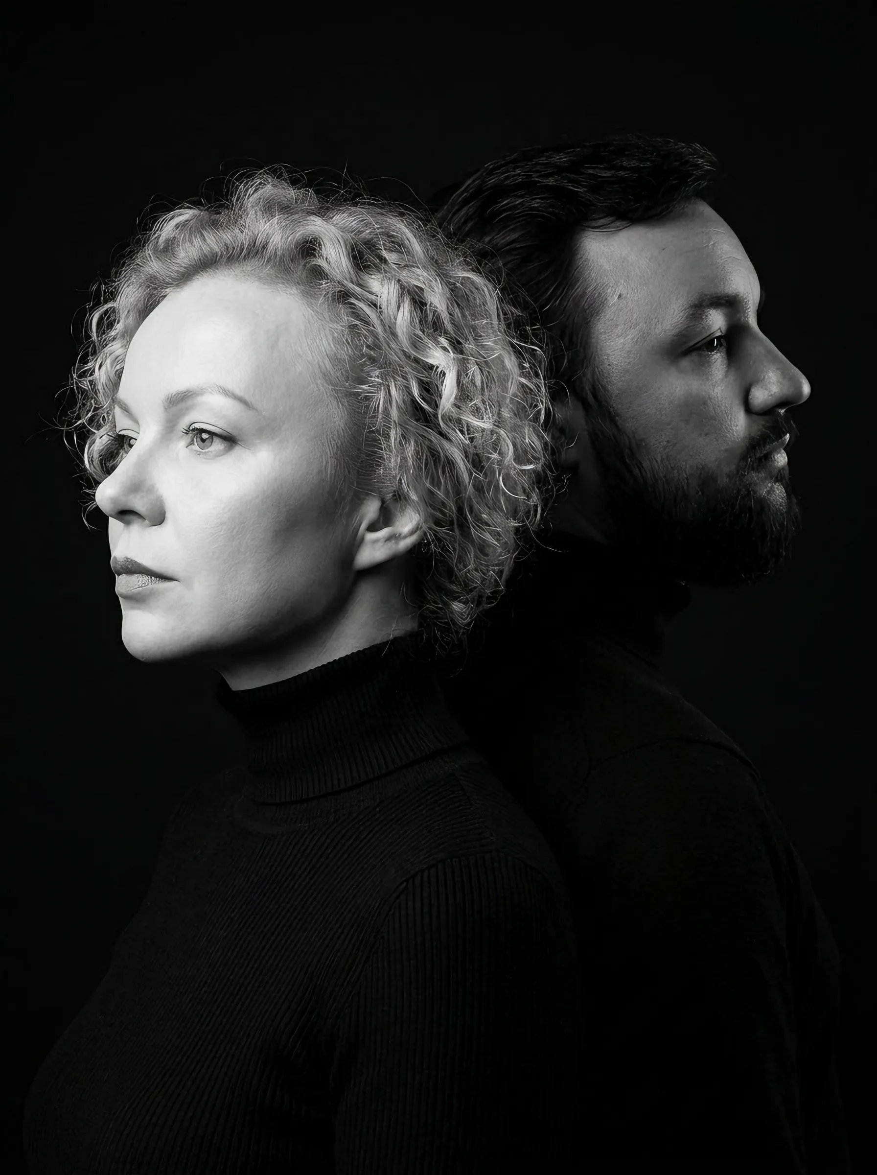 парная AI-фотосессия «Monochrome Back-to-Back Portrait»