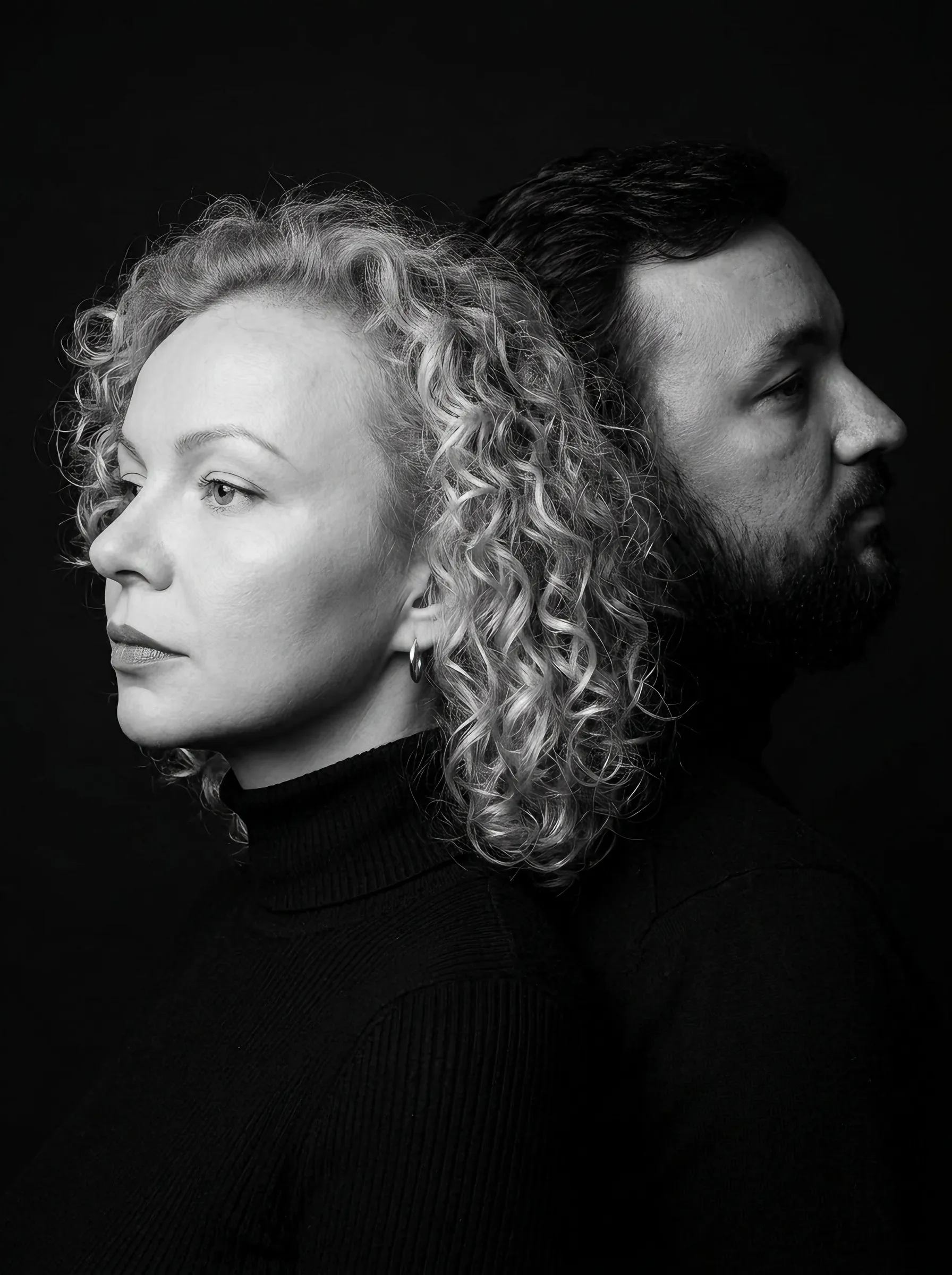 парная AI-фотосессия «Monochrome Back-to-Back Portrait»