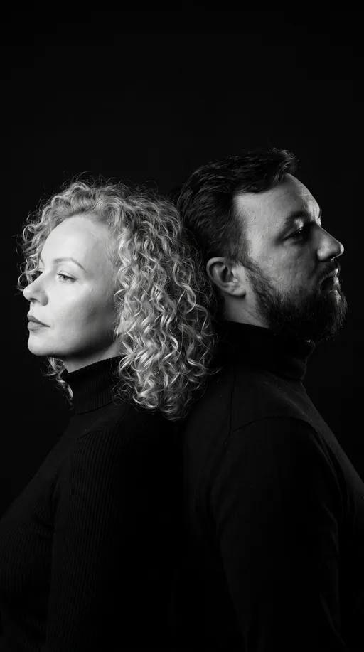 парная AI-фотосессия «Monochrome Back-to-Back Portrait»