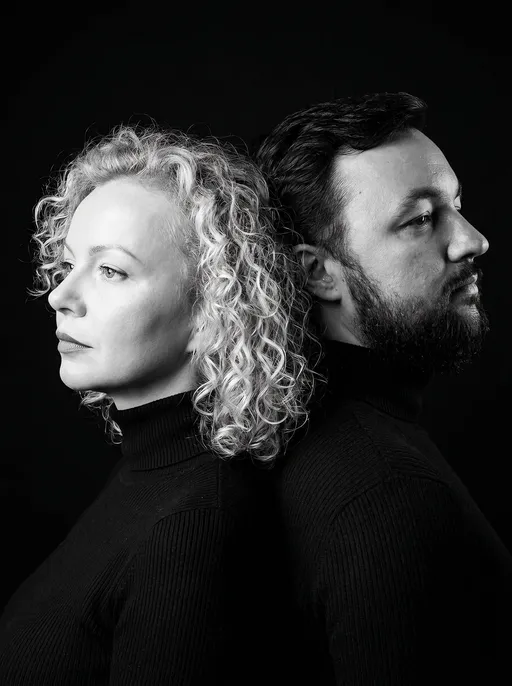 парная AI-фотосессия «Monochrome Back-to-Back Portrait»
