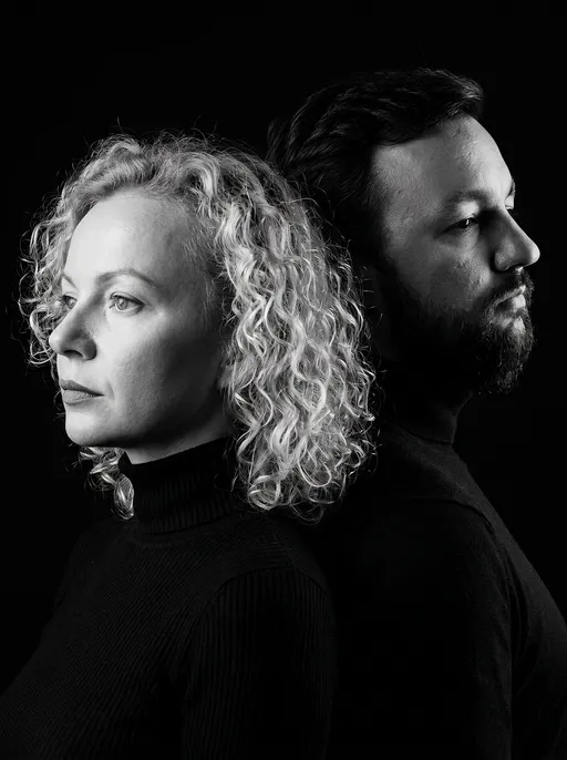 парная AI-фотосессия «Monochrome Back-to-Back Portrait»