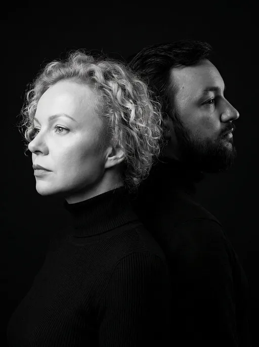 парная AI-фотосессия «Monochrome Back-to-Back Portrait»