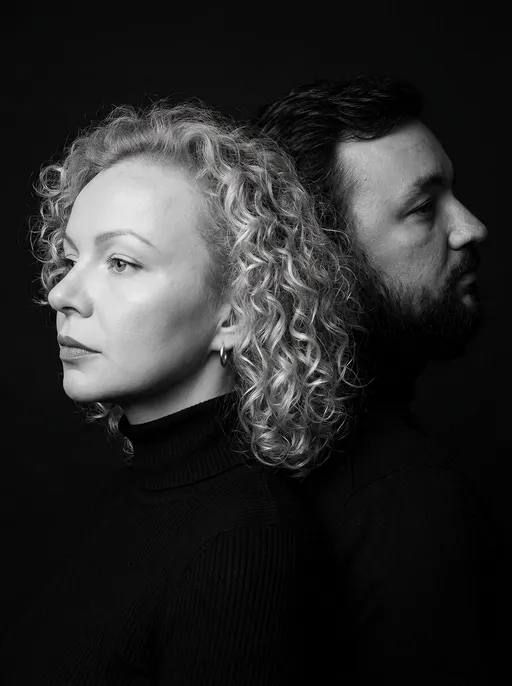 парная AI-фотосессия «Monochrome Back-to-Back Portrait»