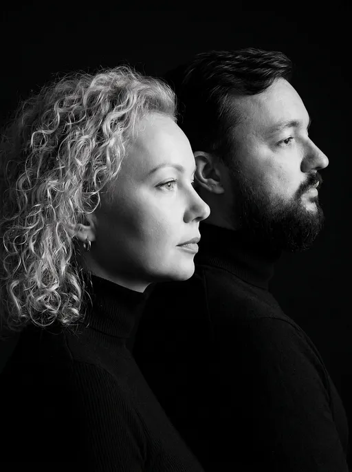 парная AI-фотосессия «Monochrome Back-to-Back Portrait»