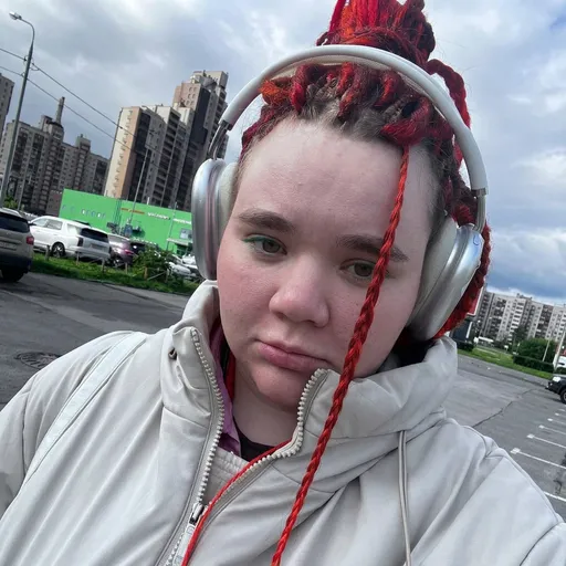 AI-фотосессия «Urban Outdoor Selfie with Headphones»