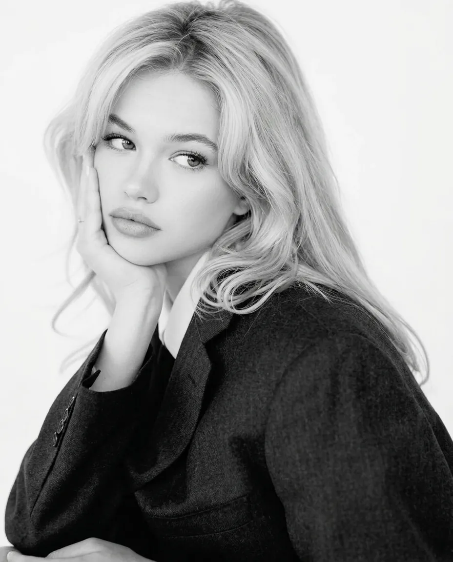 AI photoshoot “Minimalist High-Fashion Black and White Portrait”