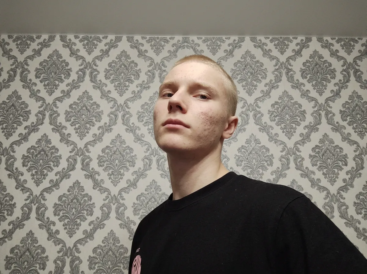 AI-фотосессия «Domestic Casual Portrait Against Patterned Wallpaper»