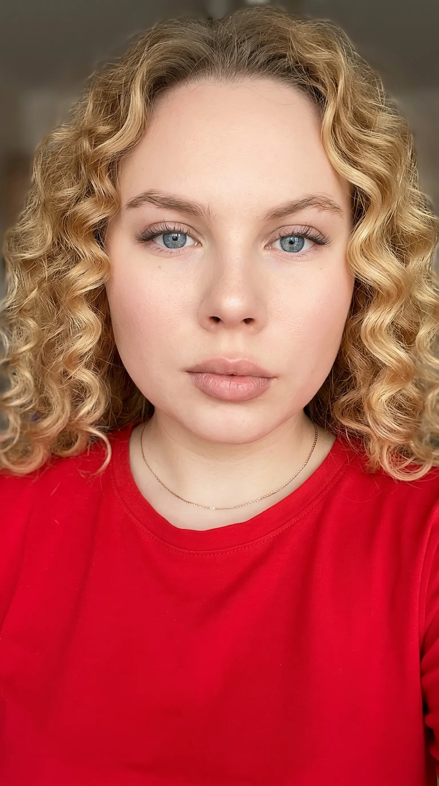 AI-арт «Soft-Lit Close-Up Portrait in Red and Silver»