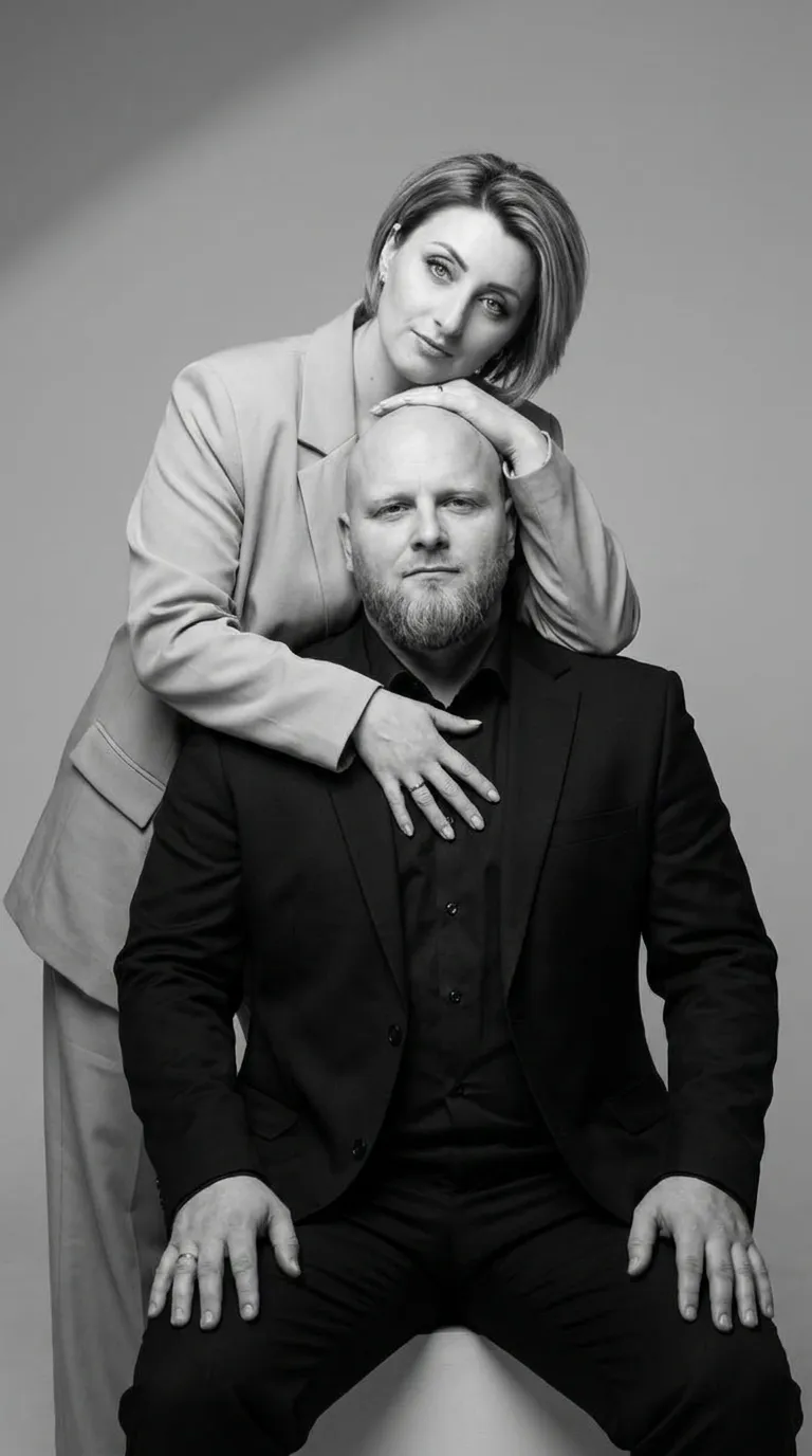 парная AI-фотосессия «Minimalist Monochrome Duo Portrait»