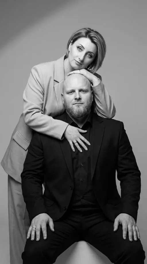 парная AI-фотосессия «Minimalist Monochrome Duo Portrait»