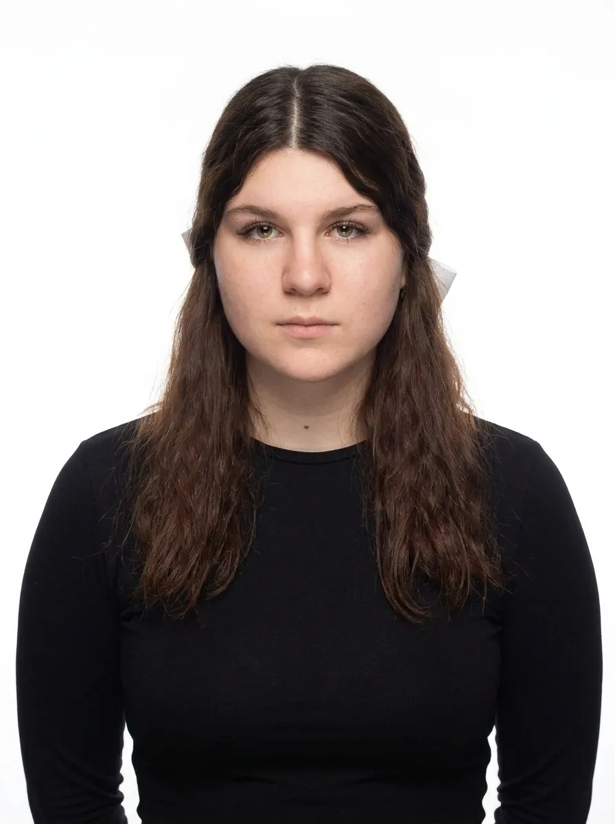 AI-фотосессия «Minimalist High-Key Studio Portrait»