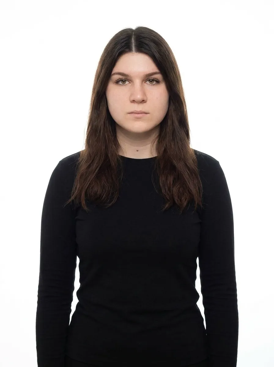 AI-фотосессия «Minimalist High-Key Studio Portrait»