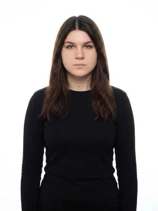 AI-фотосессия «Minimalist High-Key Studio Portrait»