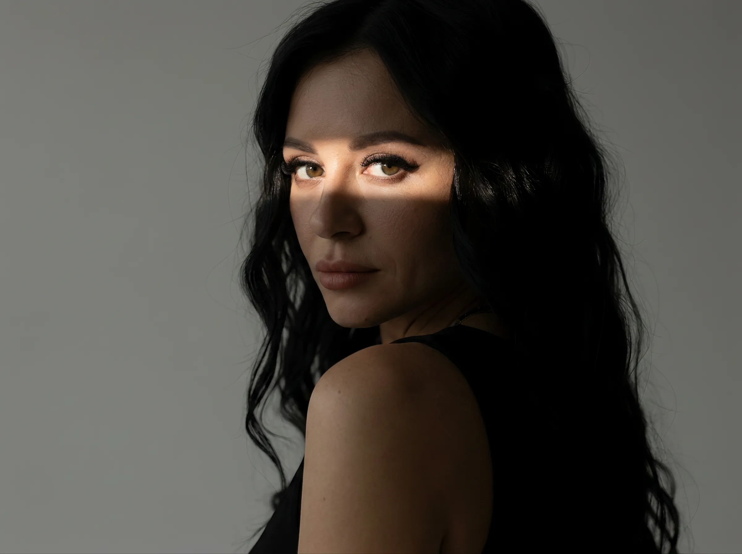 AI-фотосессия «Chiaroscuro Studio Portrait with Dramatic Shadow Pattern»